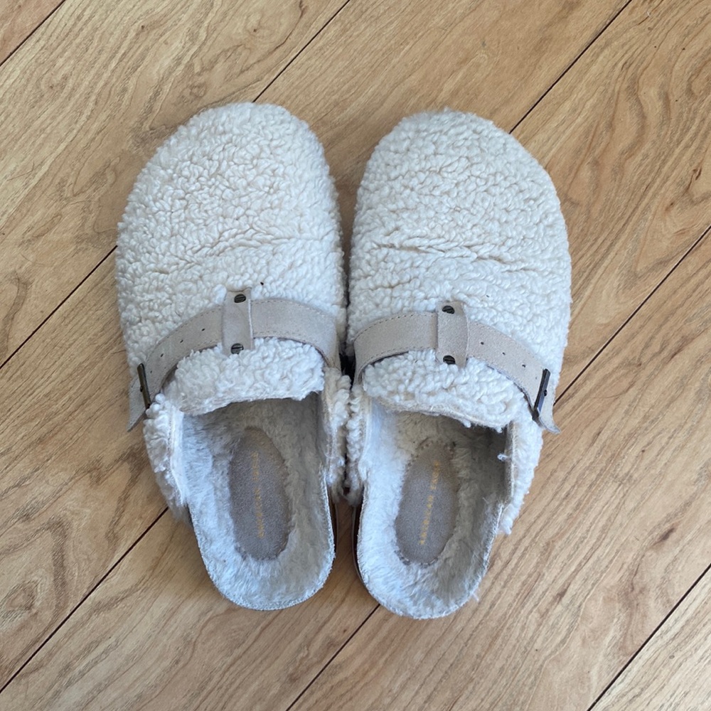 AE fluffy clogs